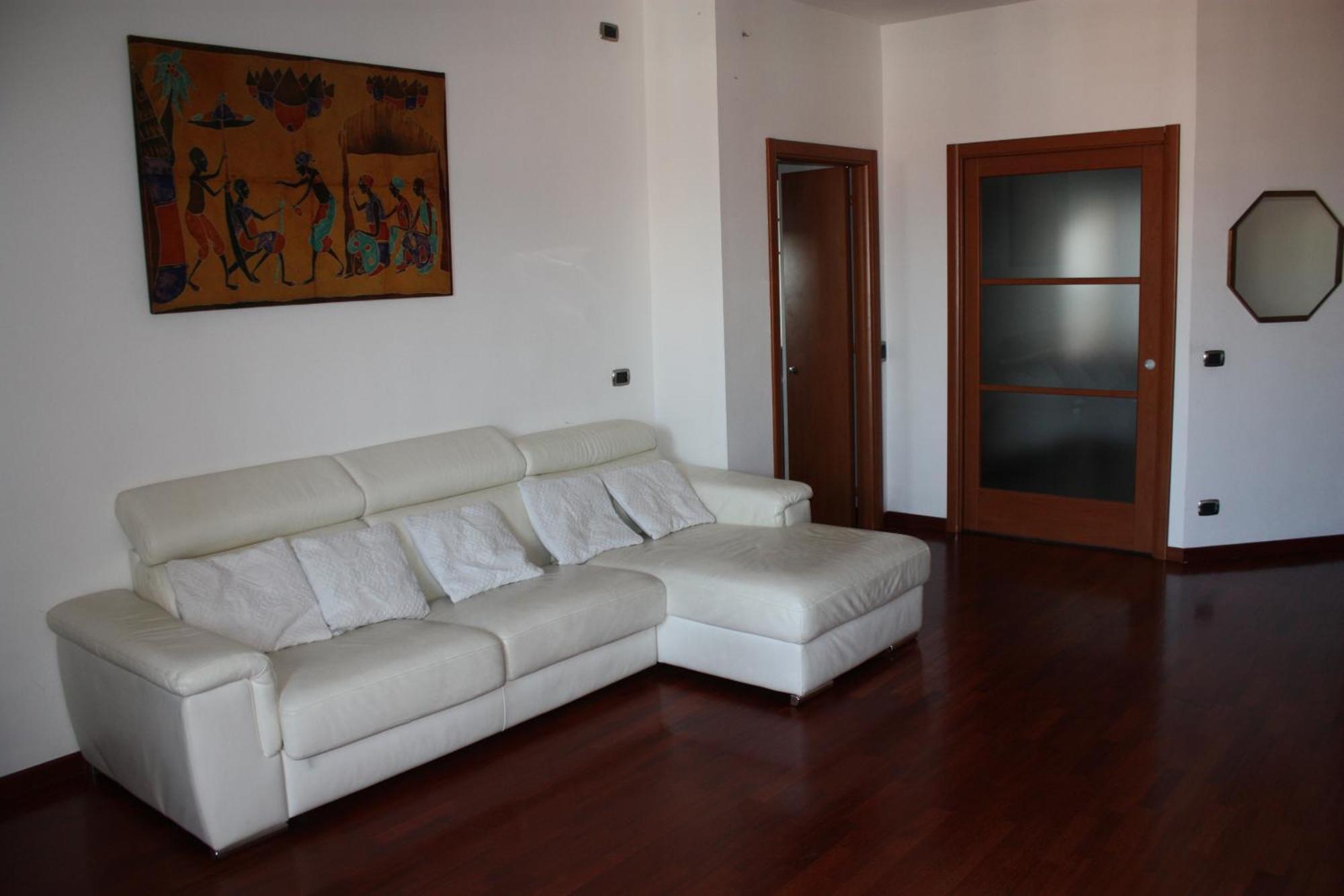 Elegante Appartamento Trilocale — Foto 1